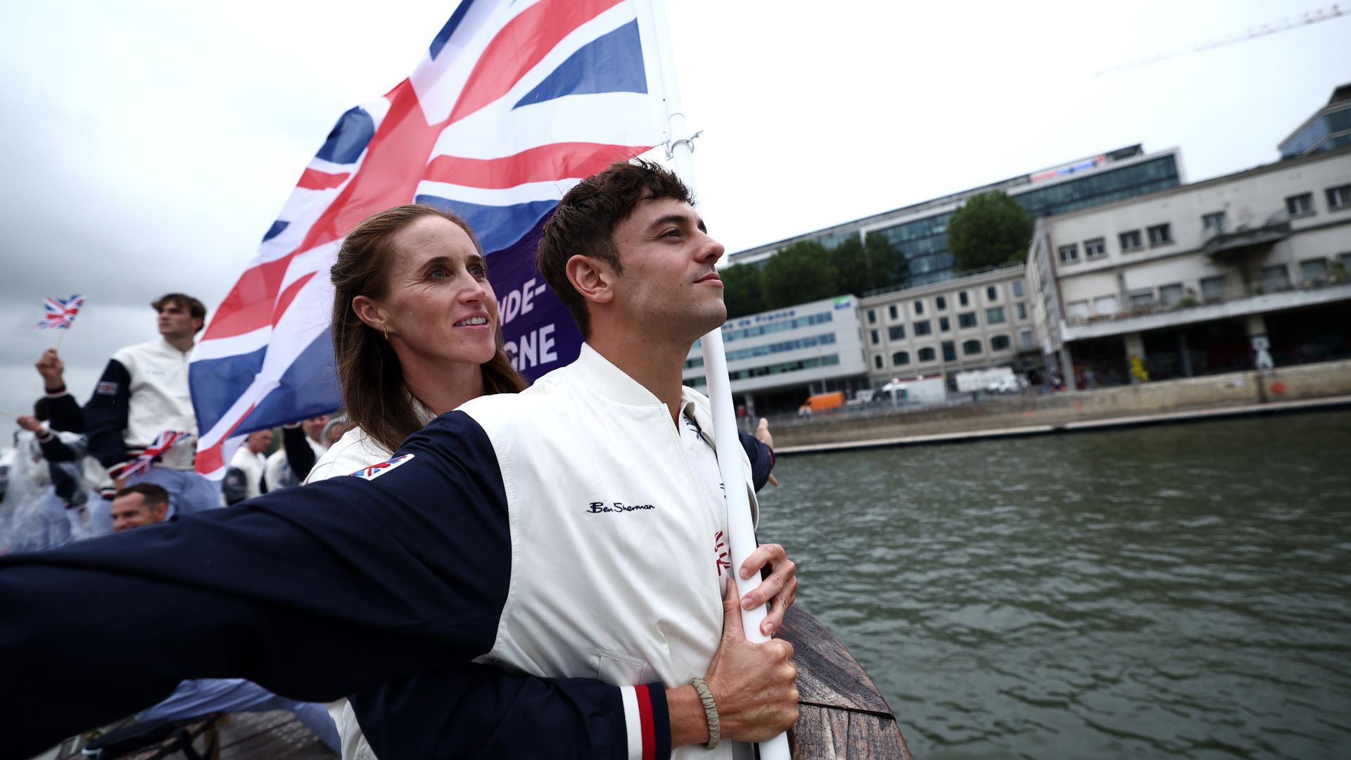 Tom Daley und Helen Glover, die Fahnenträger des britischen Teams, sehen aus wie Kate und Leo in „Titanic“ – vielleicht eine Anspielung auf den bevorstehenden Auftritt von Céline Dion?