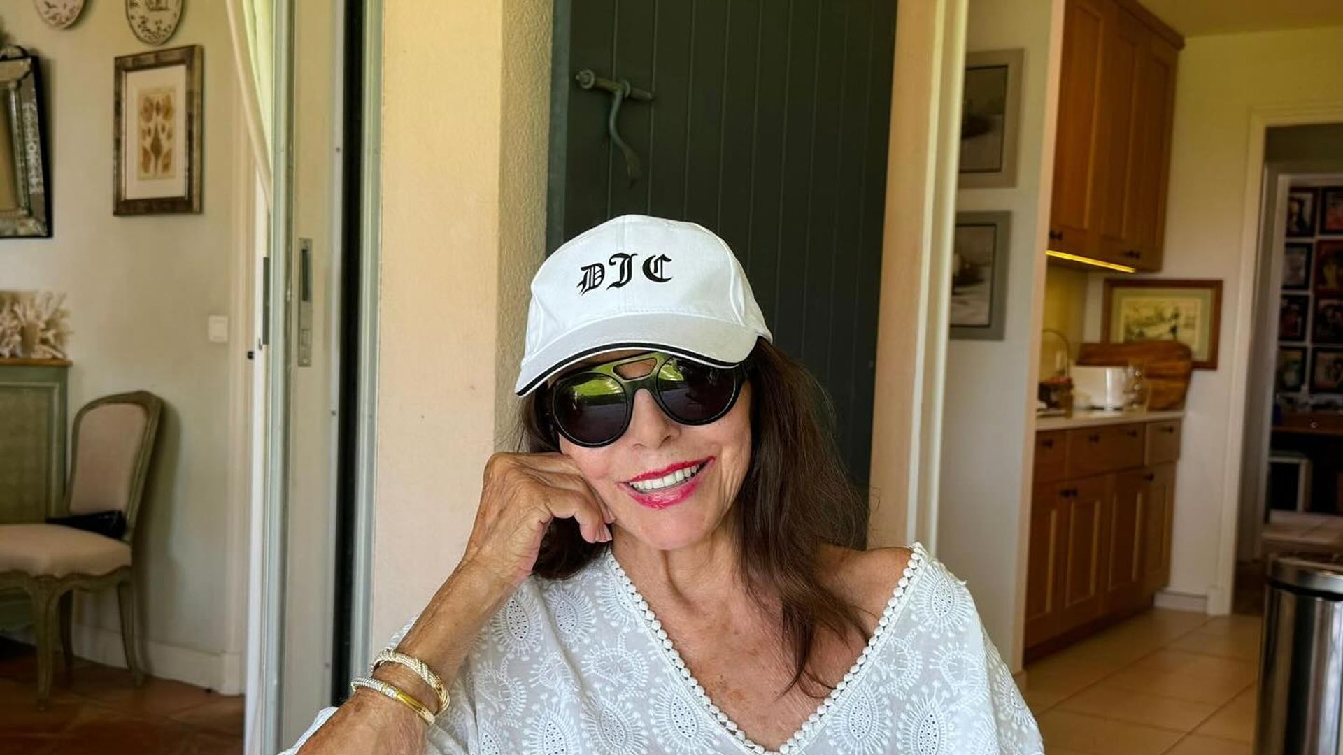 Joan Collins, 91, hailed a 'domestic goddess' after disaster at French holiday home