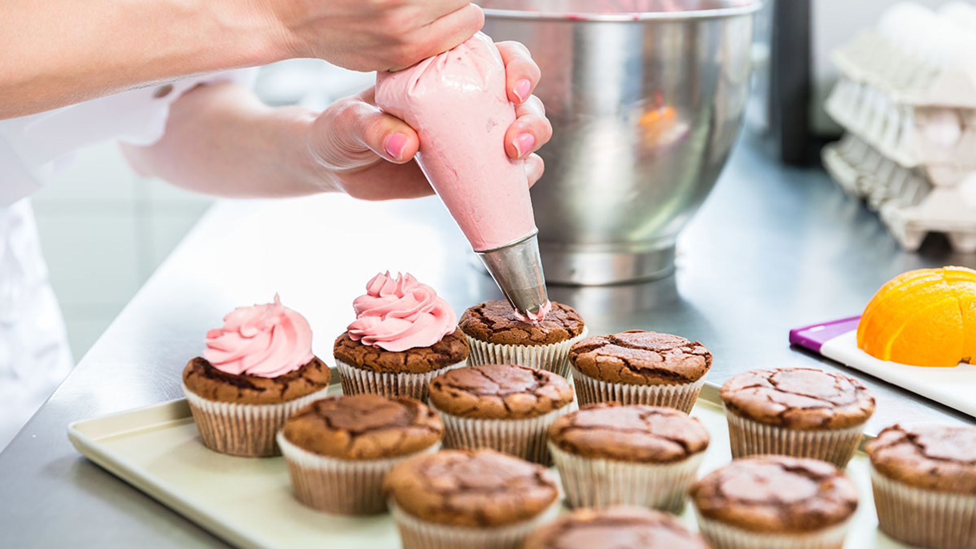 baker frosting cupcakes t