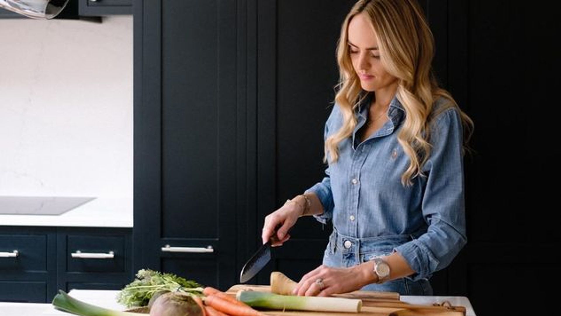 Naturopathic Nutritionist Jessica Shand chopping vegetables in a kitchen
