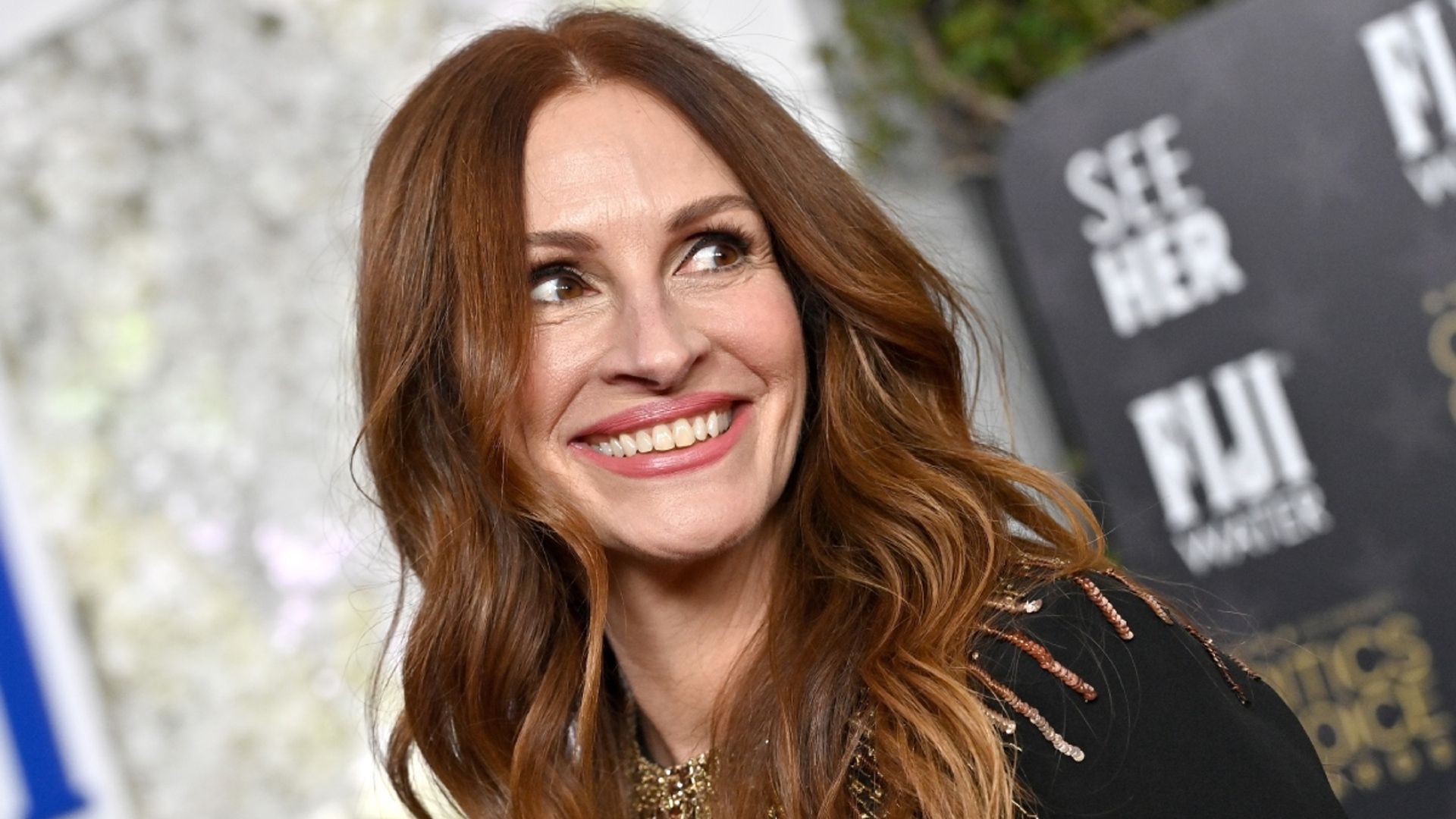 Julia Roberts showcases toned physique in leglengthening pants in jaw