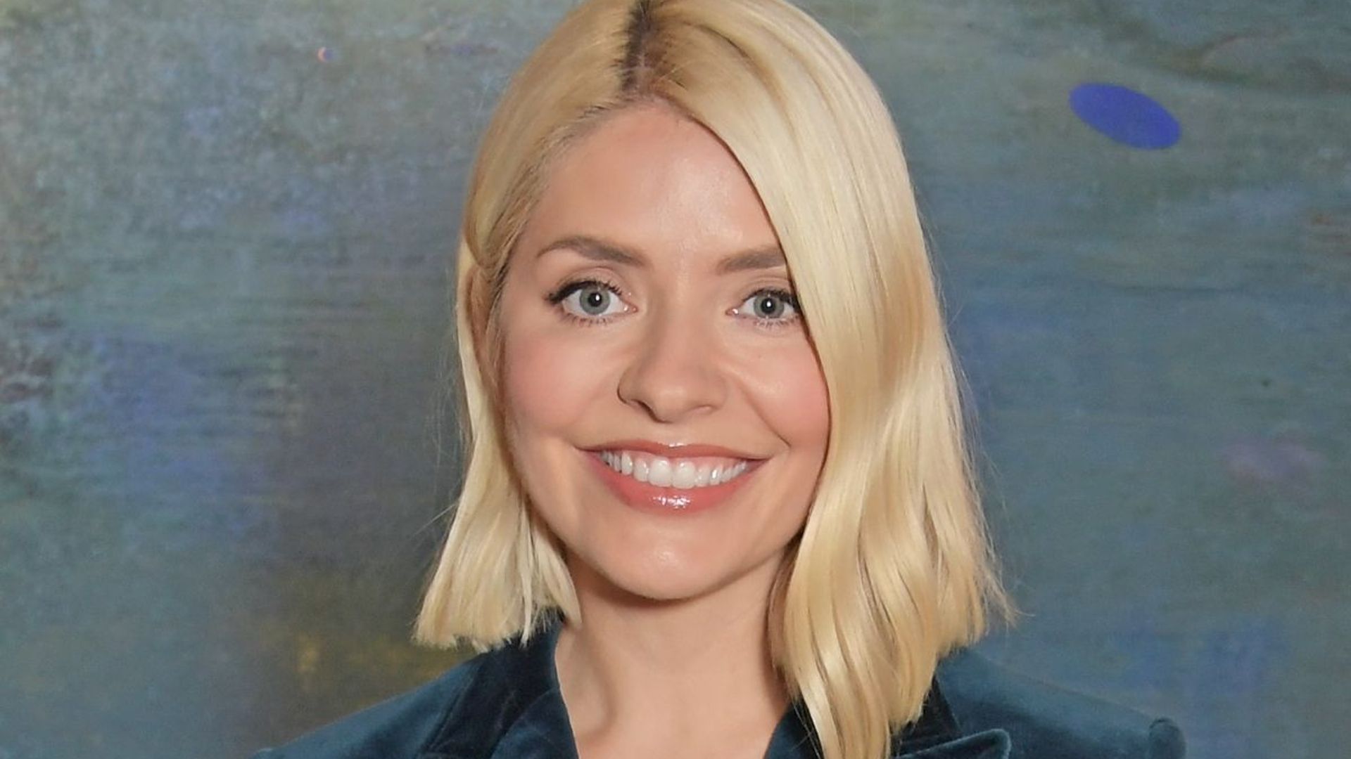 holly willoughby makeup free selfie