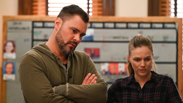 Patrick John Flueger as Adam Ruzek, Tracy Spiridakos as Hailey Upton in Chicago PD