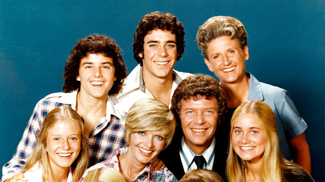 Christopher Knight (Peter), Barry Williams (Greg), Ann B. Davis (Alice); middle row: Eve Plumb (Jan), Florence Henderson (Carol), Robert Reed (Mike), Maureen McCormick (Marcia); bottom row: Susan Olsen (Cindy), Mike Lookinland (Bobby) of The Brady Bunch, 1973