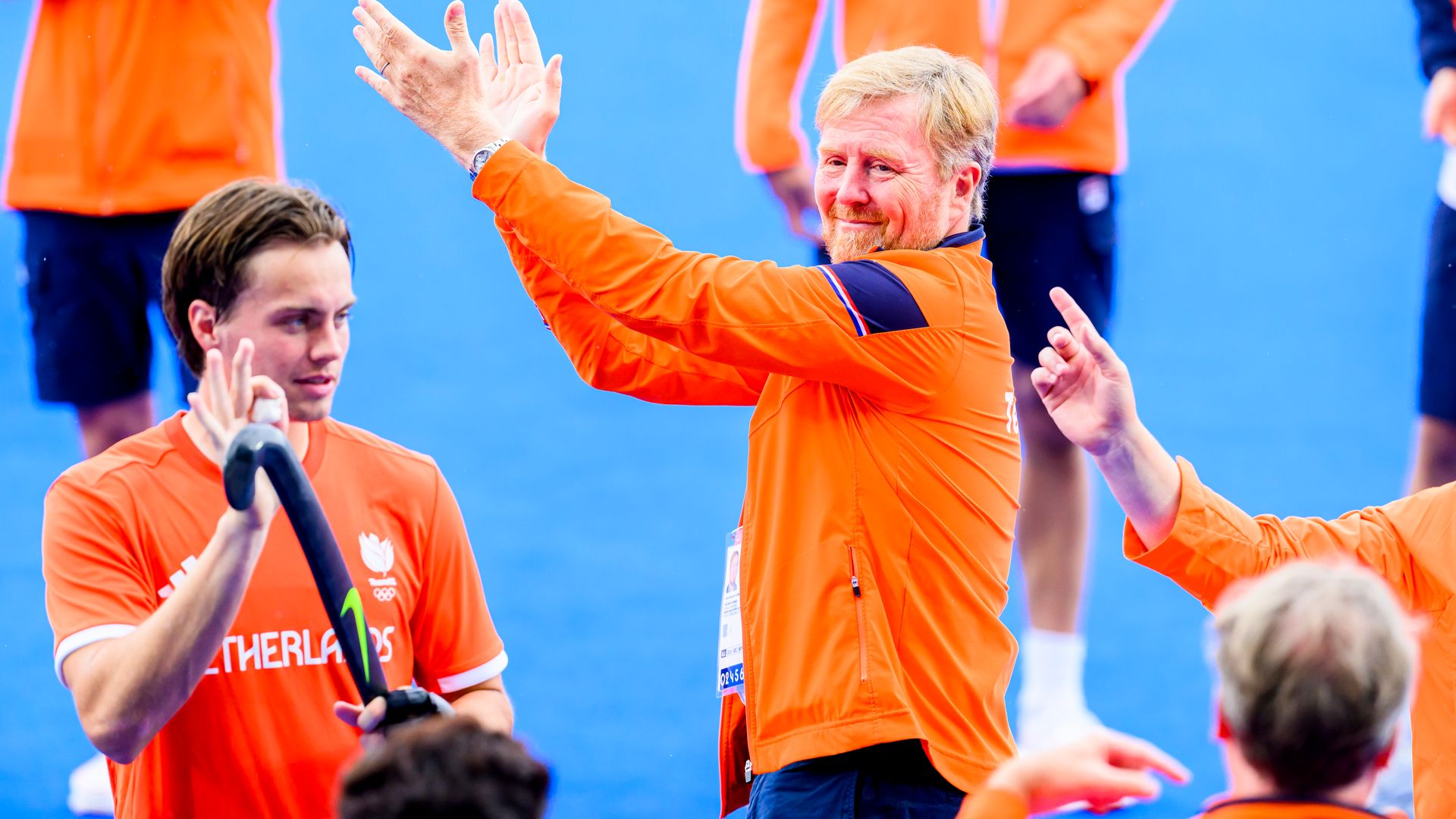 King Willem-Alexander applauding hockey players