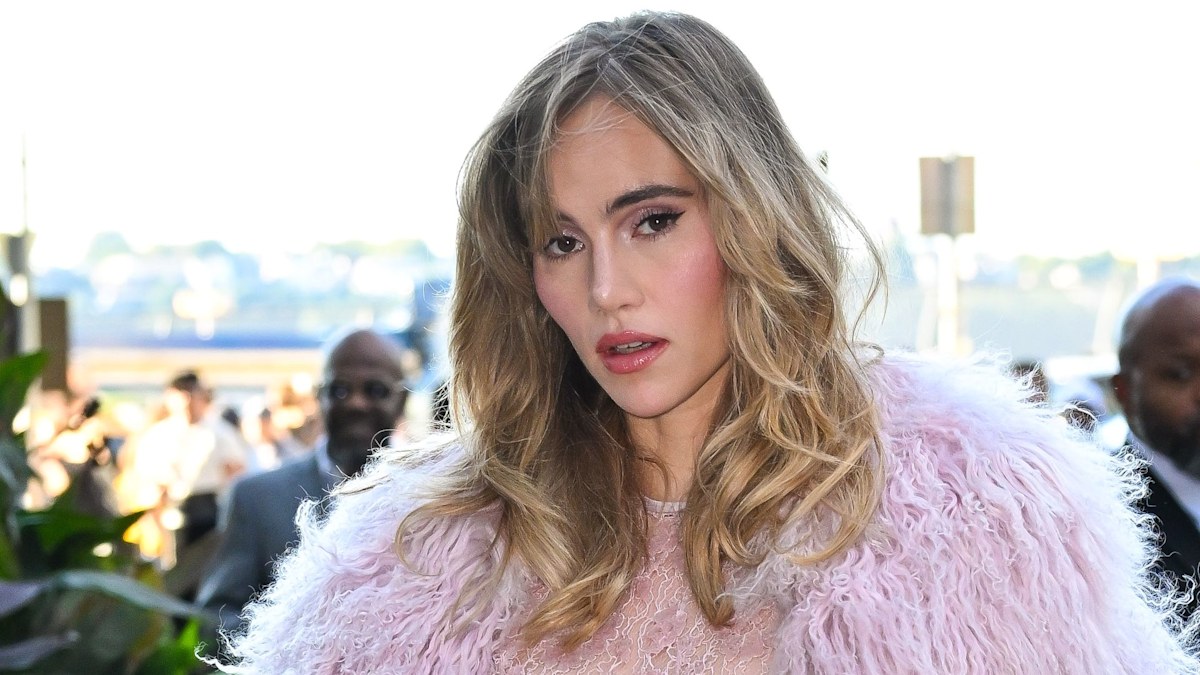 Suki Waterhouse styled sheer tights under jorts and the results are peak 2000s It-Girl