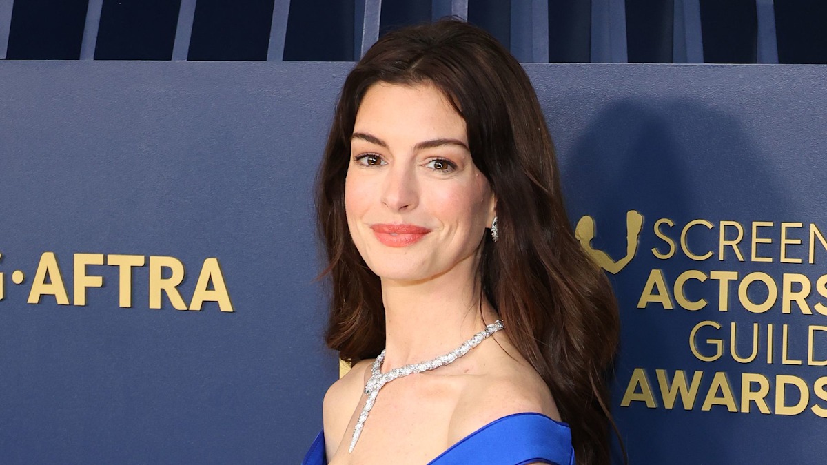 Anne Hathaway dazzles in stunning 'scoop-plunge' gown