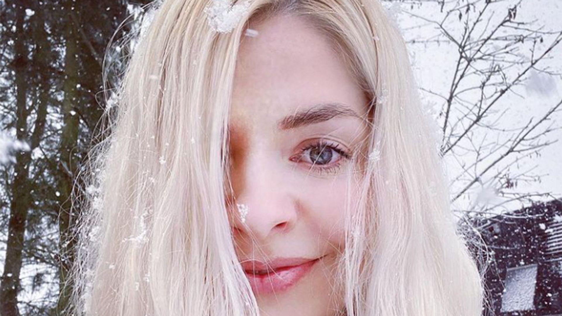 holly willoughby snow