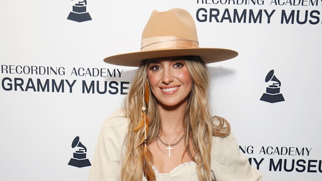 Lainey Wilson smiling at the grammy museum