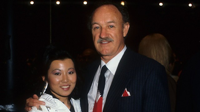 gene hackman and wife betsy holding hands posing for photo