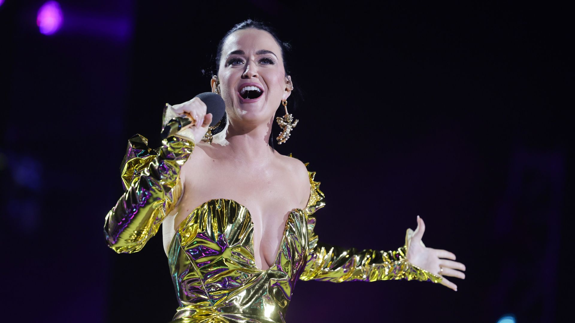 Katy Perry gold dress sings on stage