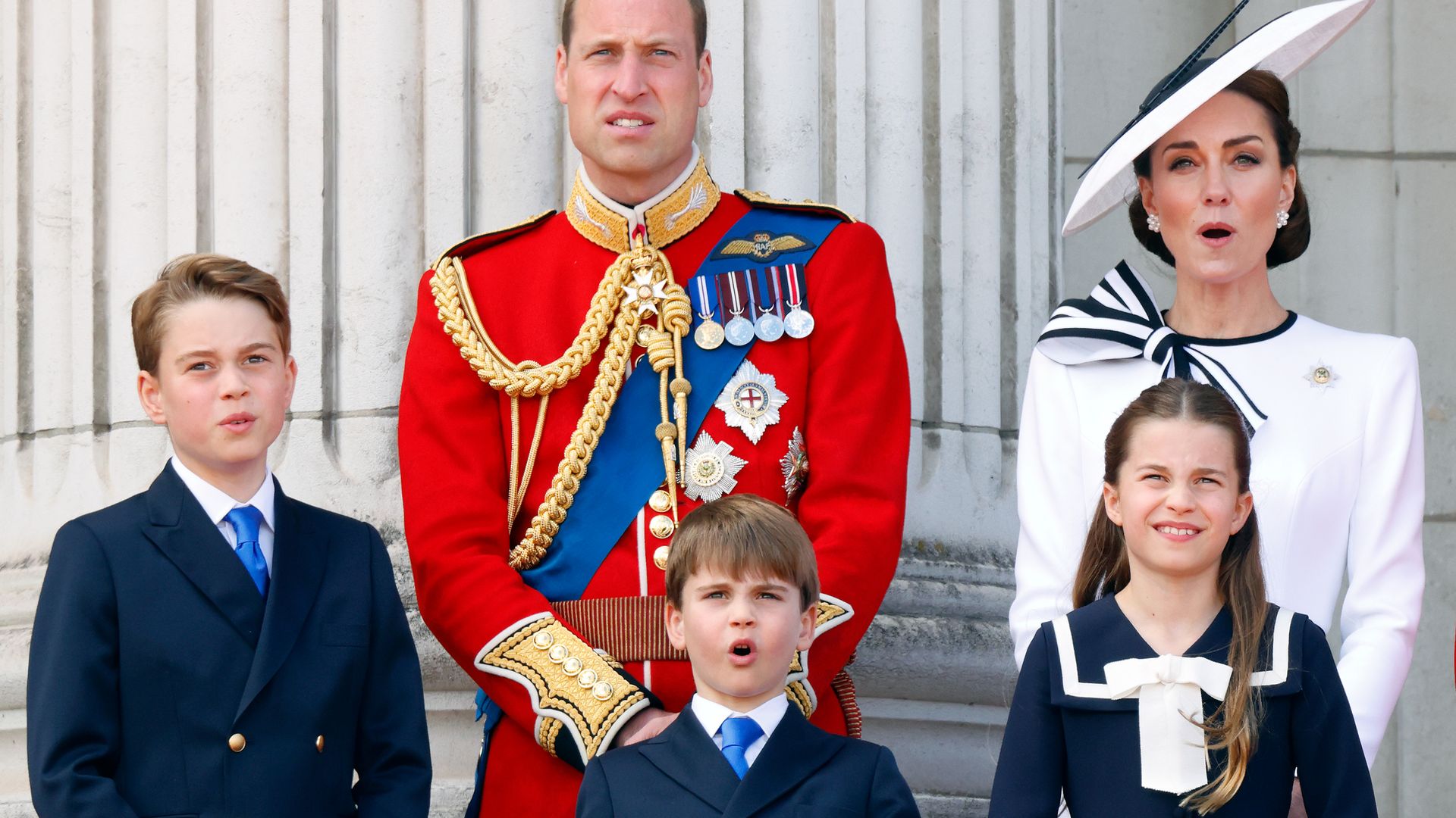 royals on buckingham palace balcony 