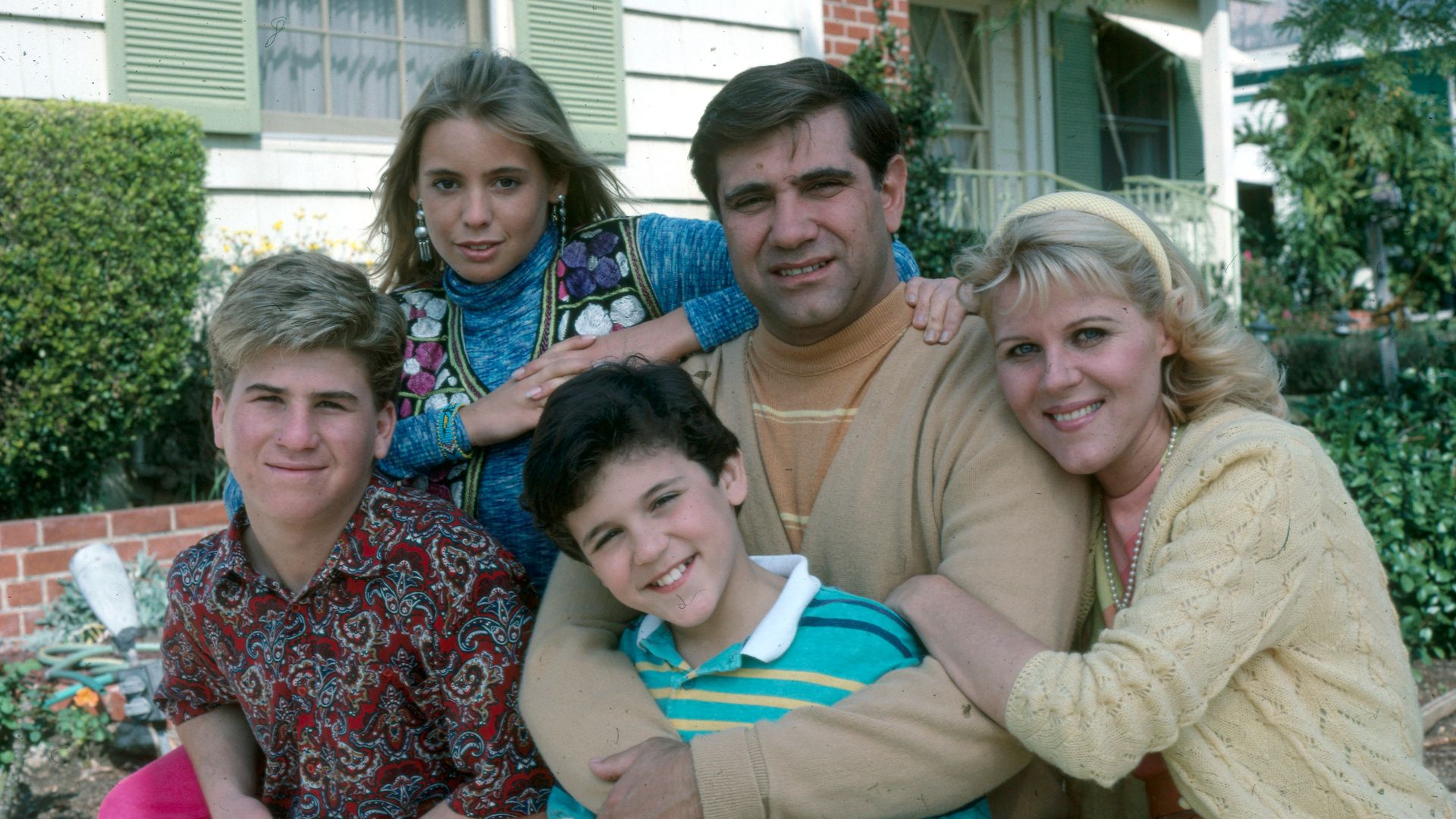 Jason Hervey, Olivia D'Abo, Fred Savage, Dan Lauria, Alley Mills in 1988 promotional picture for THE WONDER YEARS