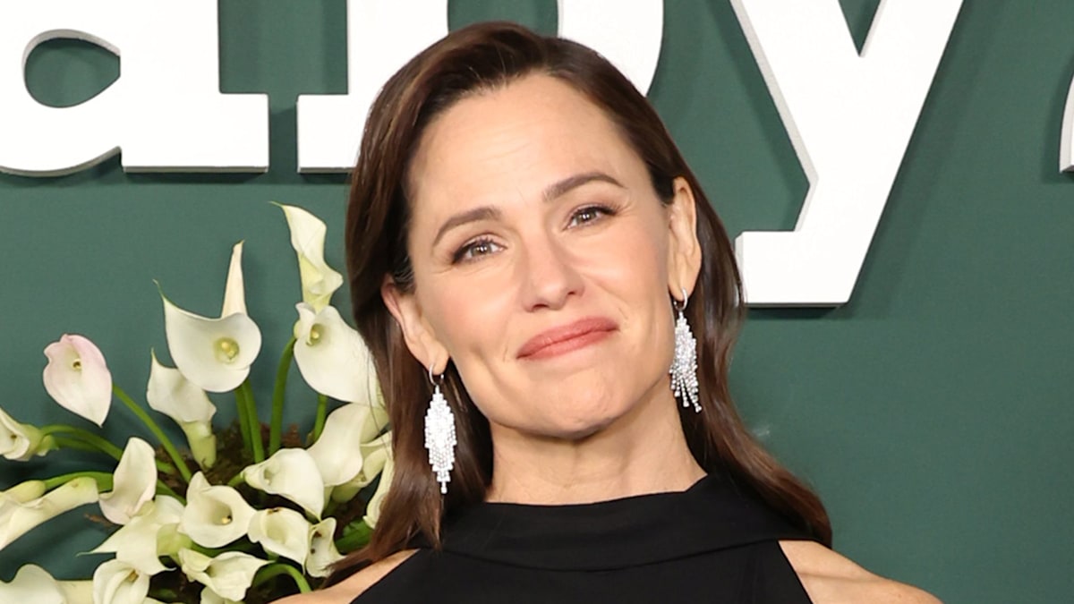 Watch Jennifer Garner go for gold in a plunging swimsuit with very 'real' video in her pool