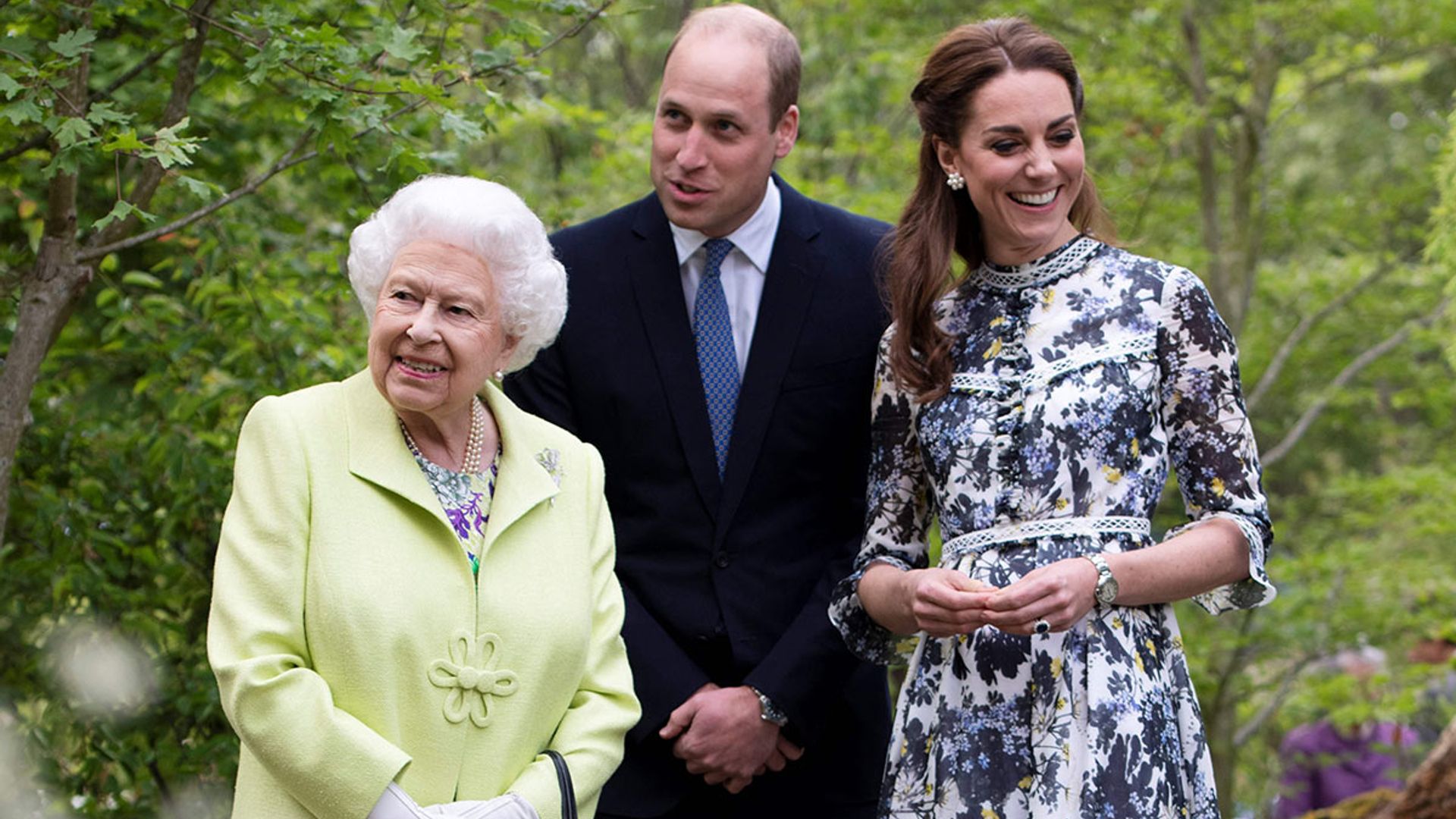 Watch Kate Middleton Kiss And Curtsy To The Queen At Chelsea Flower Show Video Hello 6016