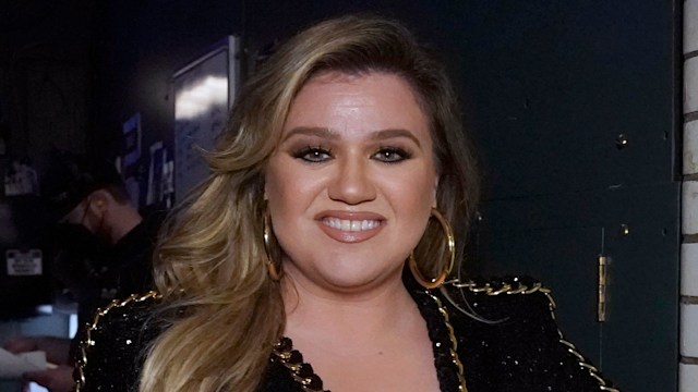Kelly Clarkson in sparkly outfit