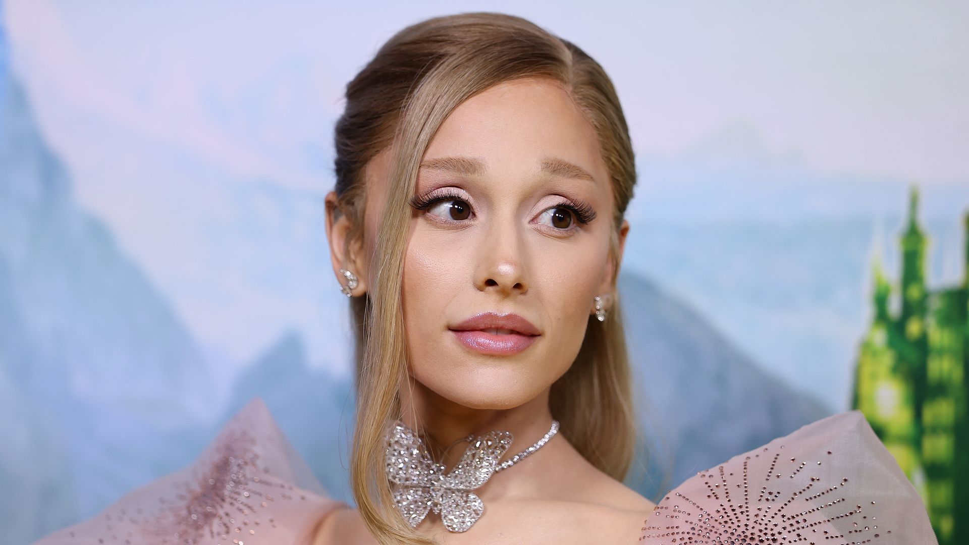  Ariana Grande dressed as Glinda