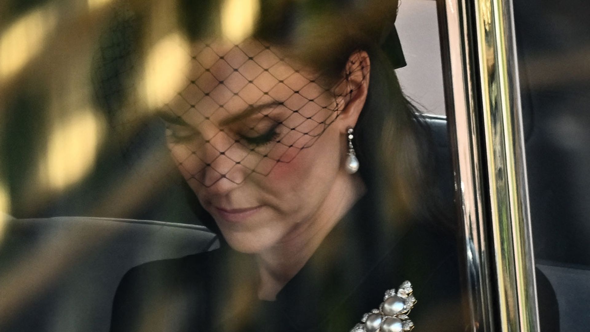 Sombre Kate Middleton Pays Tribute To Queen With Rarely Seen Jewel Hello