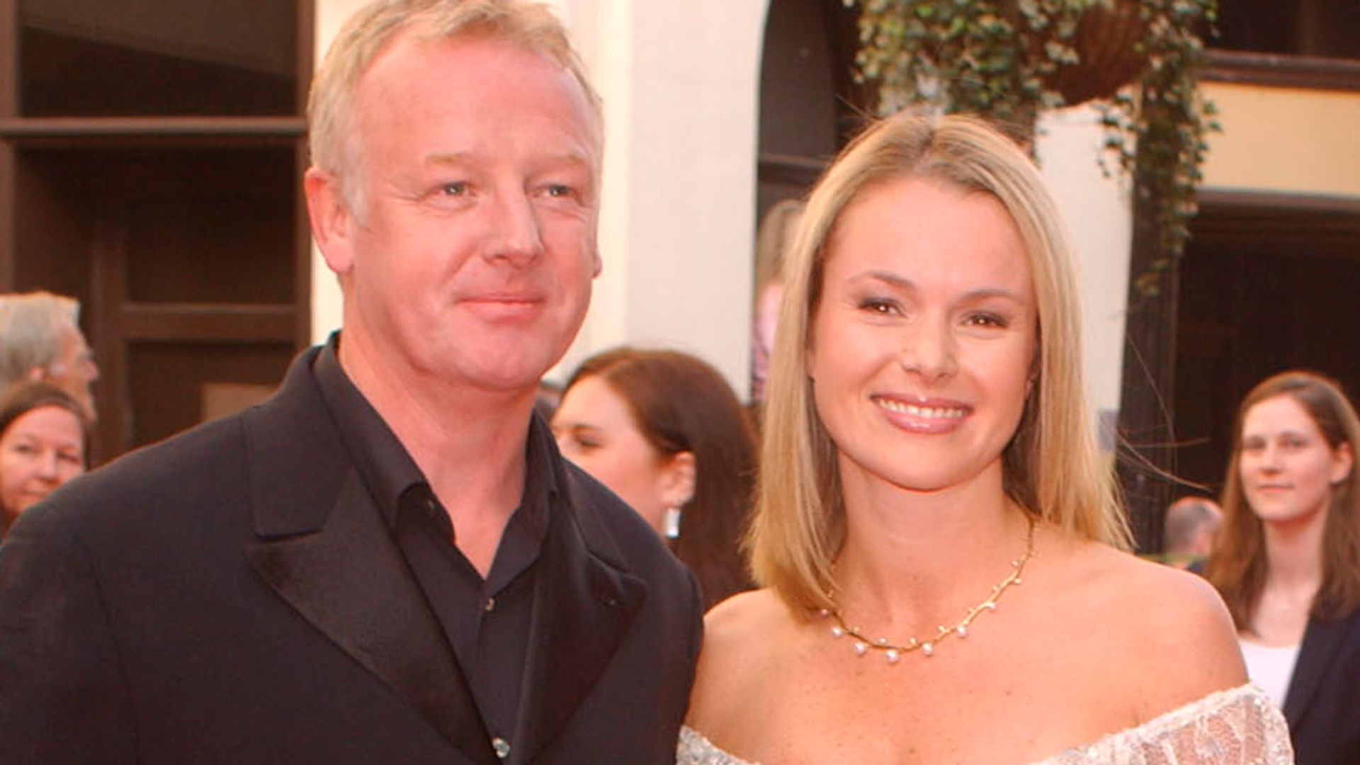 Les Dennis in a suit and ex-wife Amanda Holden in a white dress on the red carpet