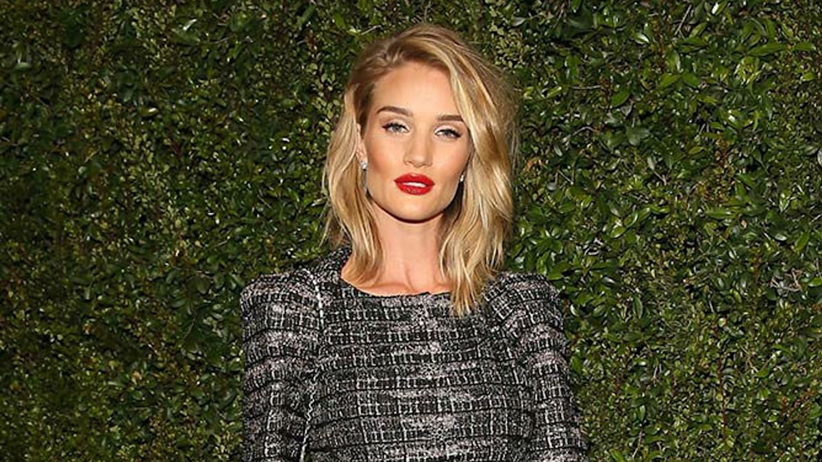 Rosie Huntington-Whiteley looks radiant in fresh-faced selfie on ...