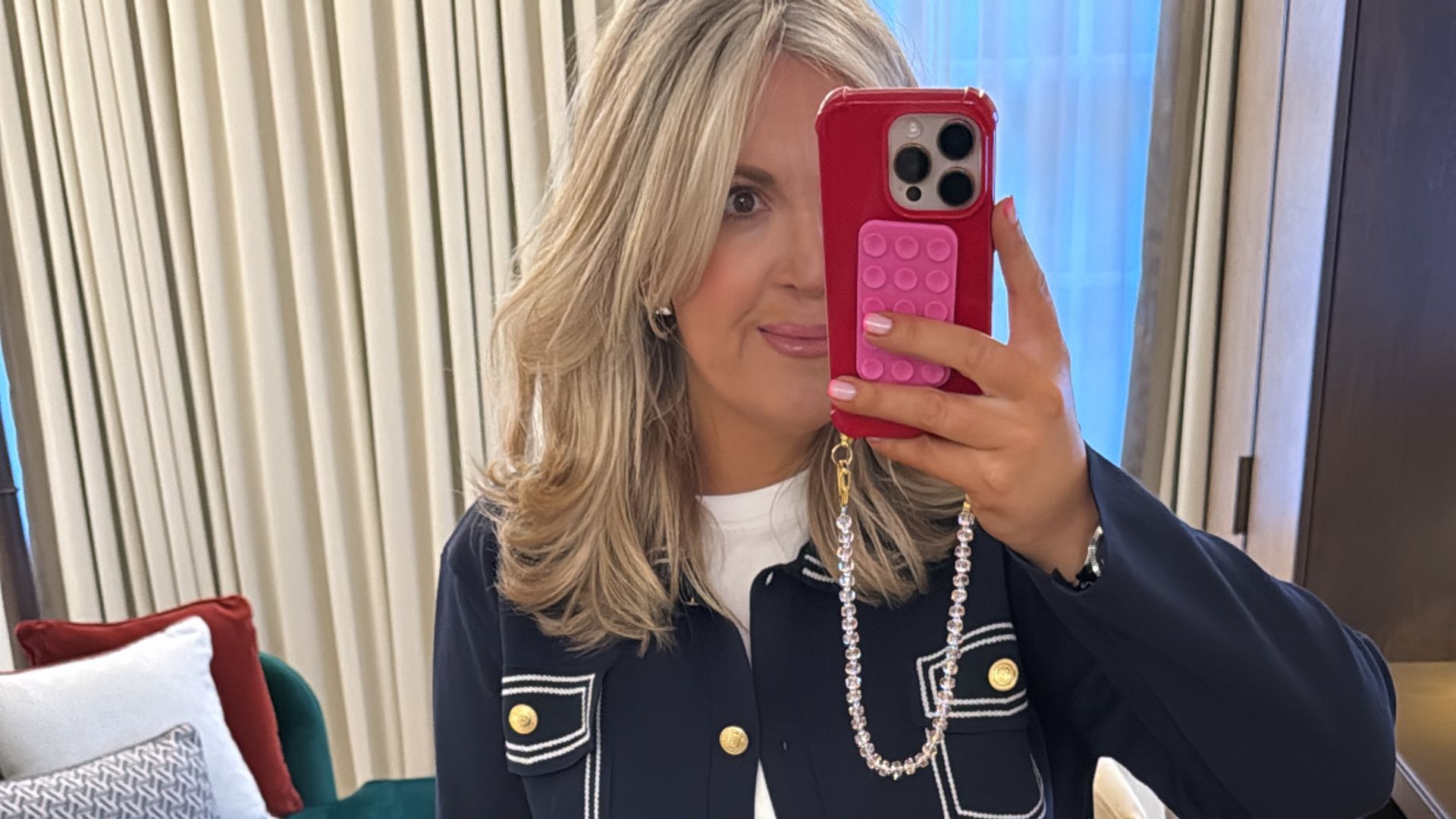 I'm midsize, I'm 41 and I love fashion - this is the outfit formula that works for me