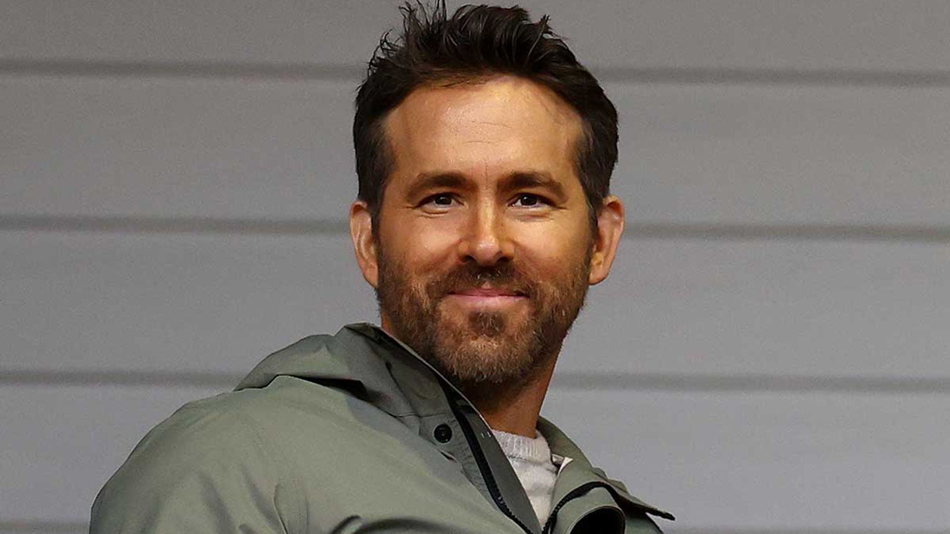 blake livelys husband ryan reynolds comeptitive workout photo fans weigh in