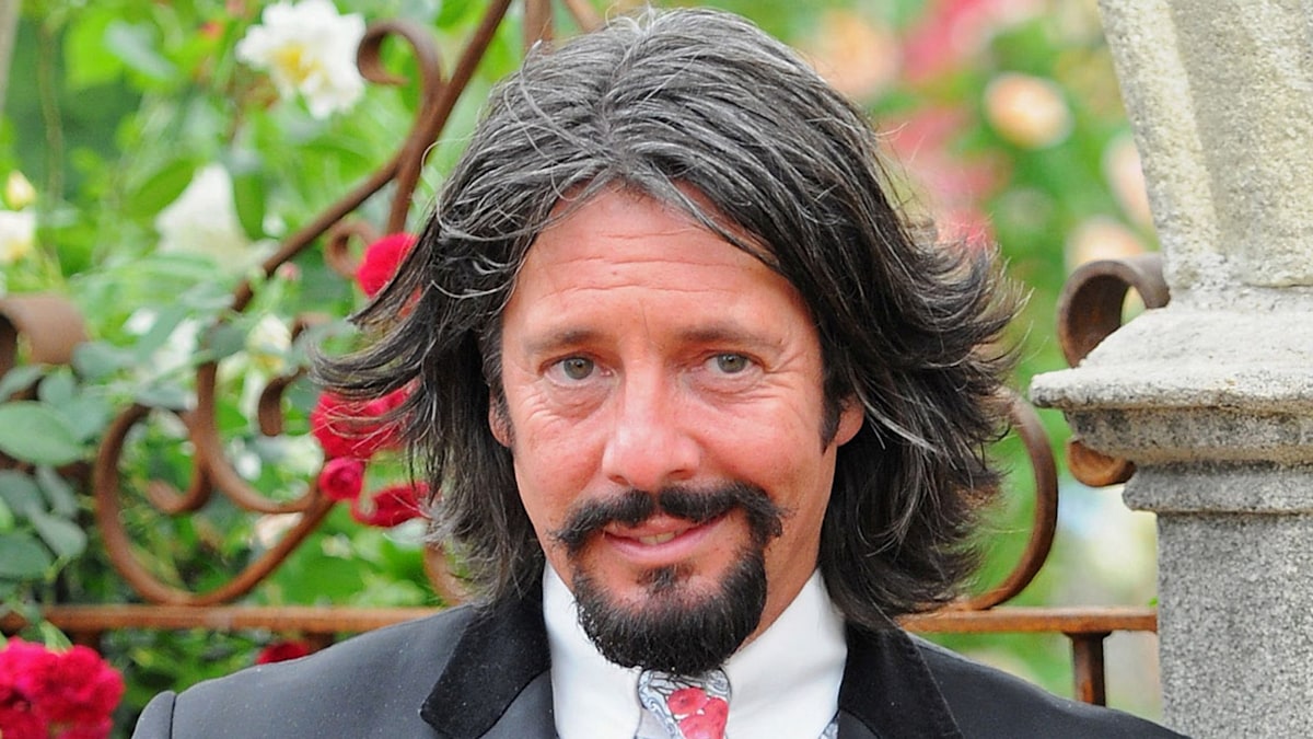 Laurence Llewelyn-Bowen's unconventional multi-generational living situation in Cotswolds mansion
