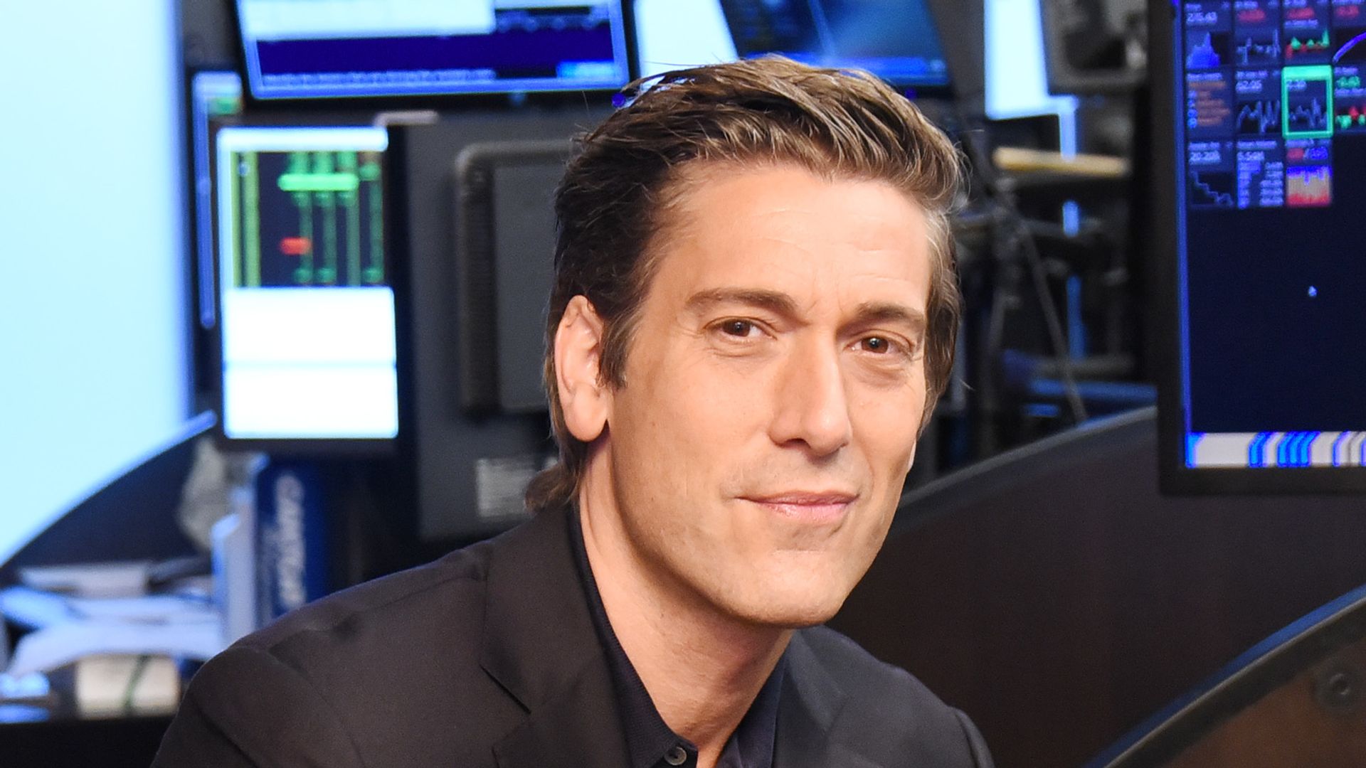 David Muir showcases how $7 million upstate home has transformed for the holidays