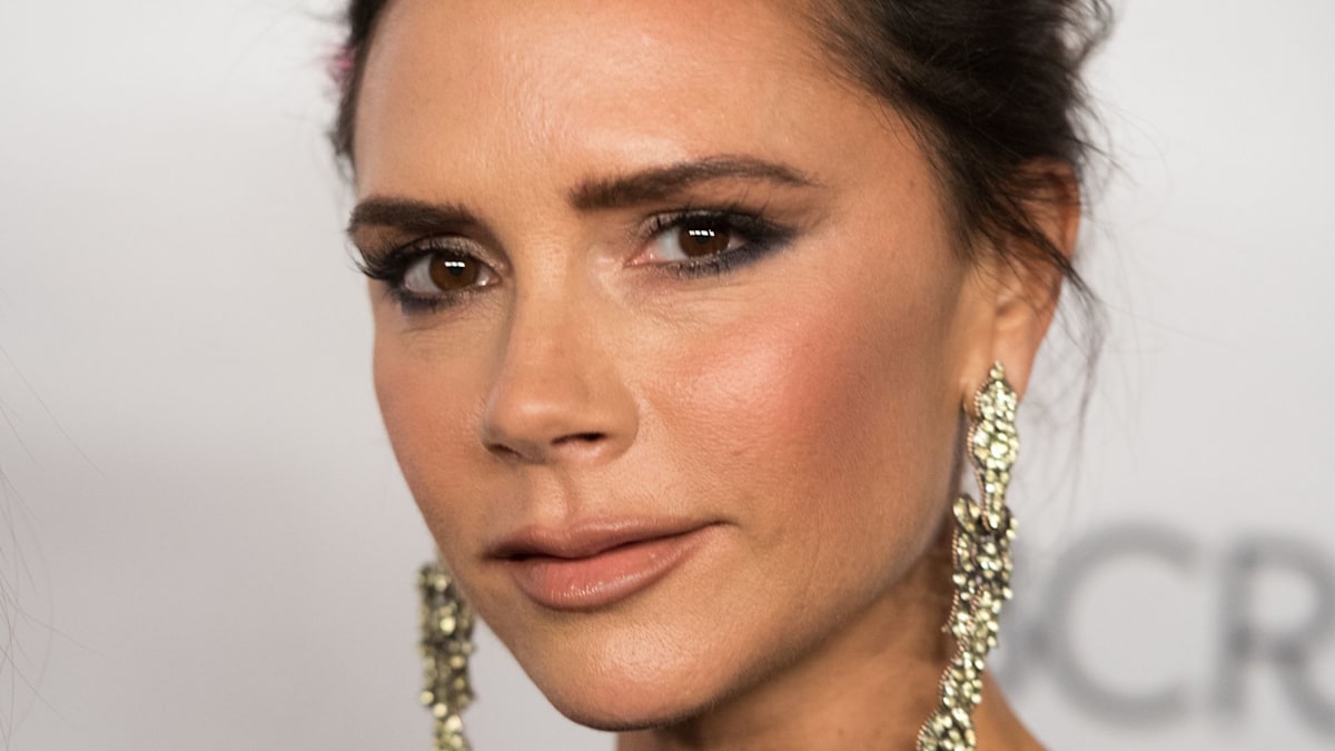 Victoria Beckham strikes the leggiest pose in body-skimming outfit