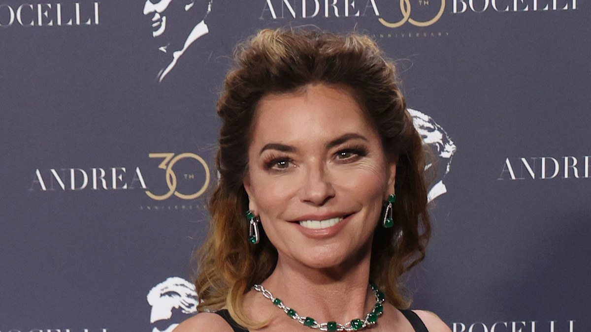 Shania Twain wows in tiny hot pants during 'wild' evening