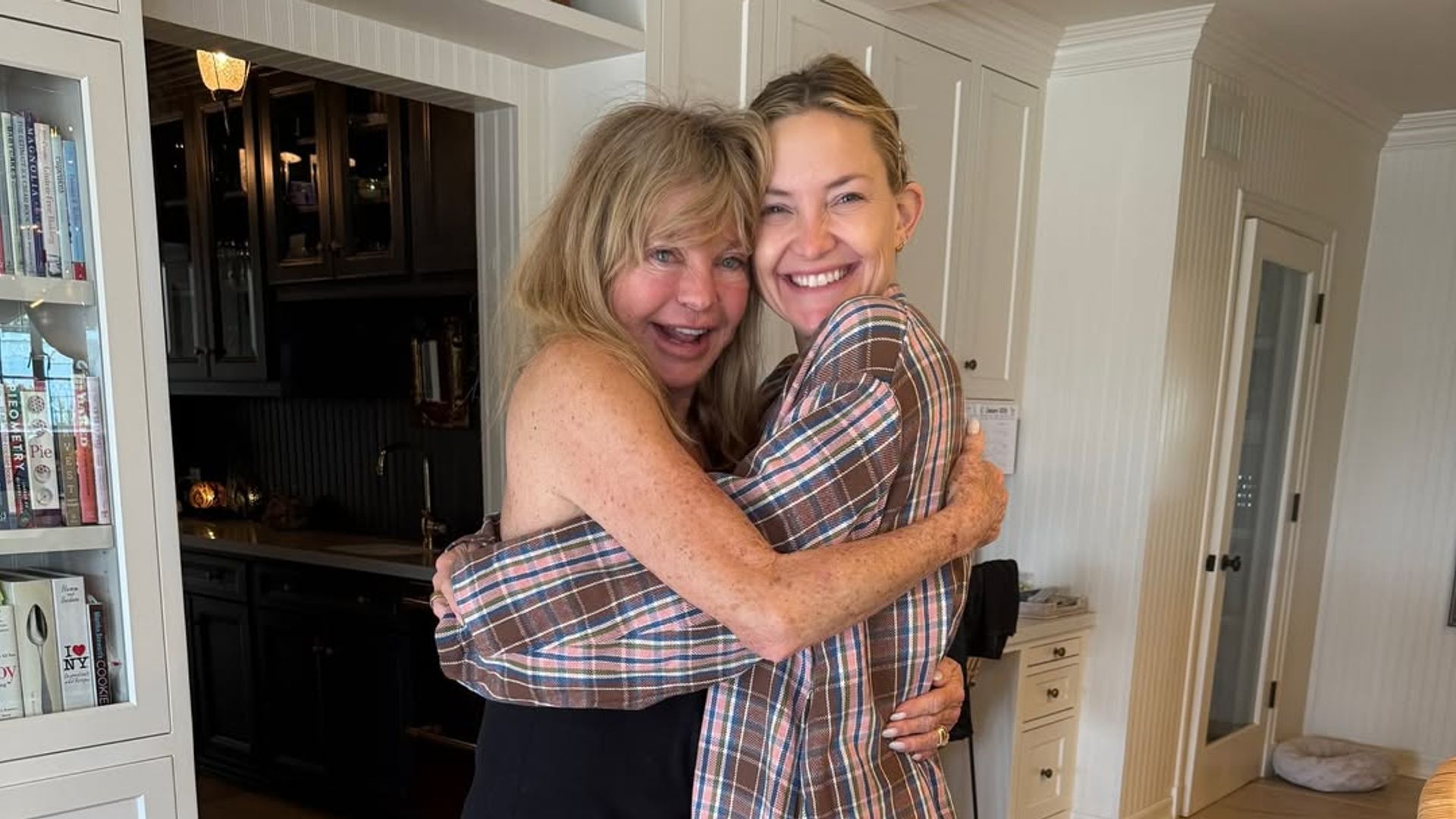Kate Hudson Goldie Hawn  Oscar nomination hug
