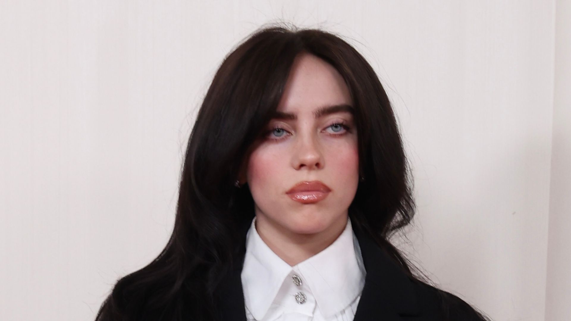 See Billie Eilish react to being hit in the face during her concert