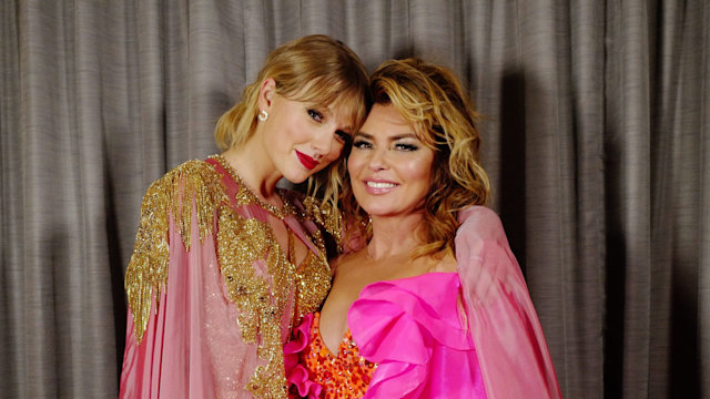 Taylor Swift and Shania Twain pose during the 2019 American Music Awards at Microsoft Theater on November 24, 2019 in Los Angeles, California. (Photo by John Shearer/AMA2019/Getty Images for dcp)