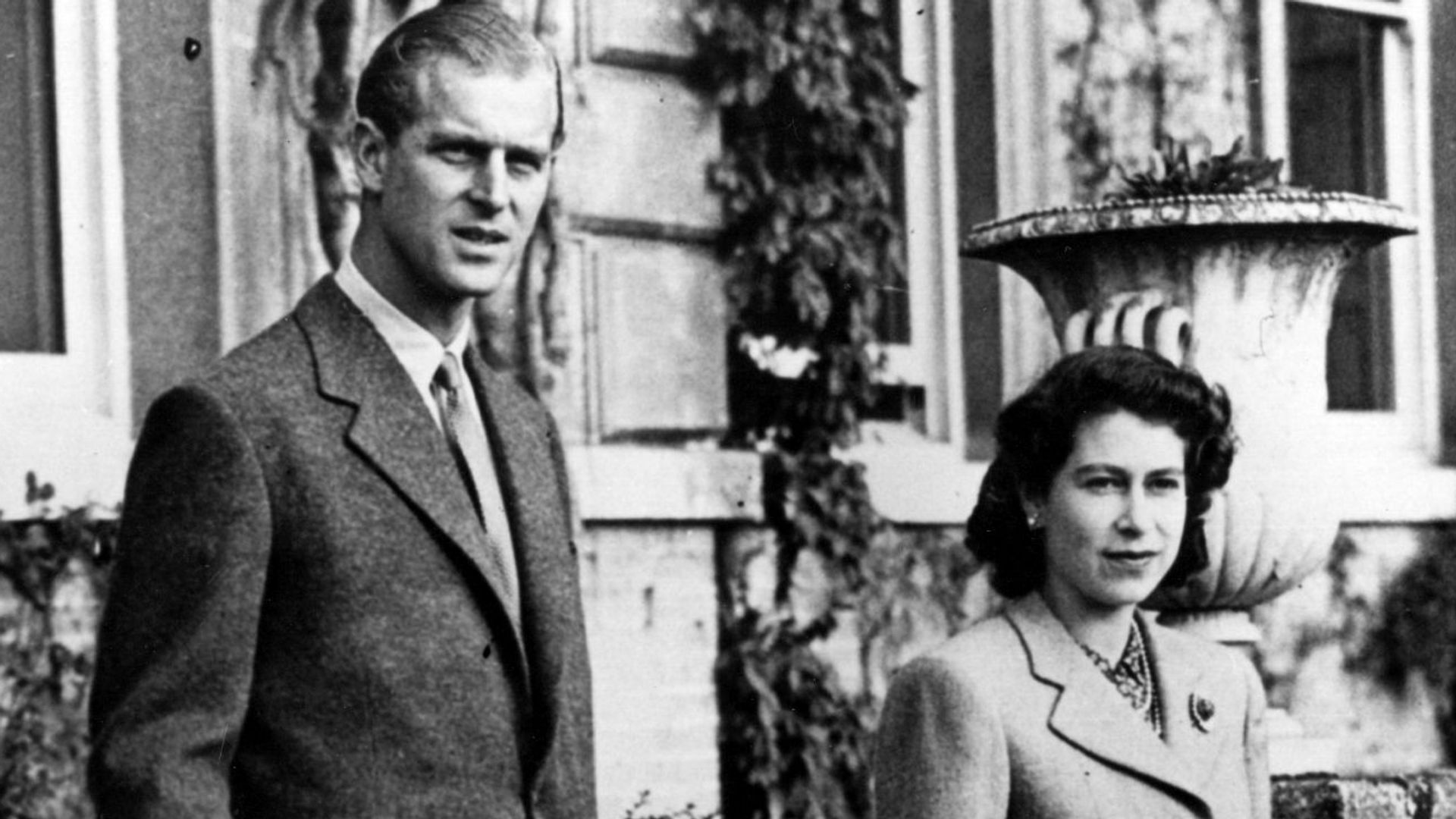 Queen Elizabeth and Prince Philip’s rural honeymoon photo leaves fans emotional