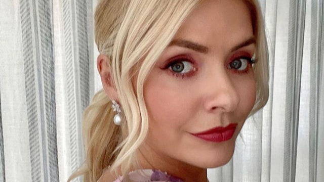 holly willoughby hair in ponytail