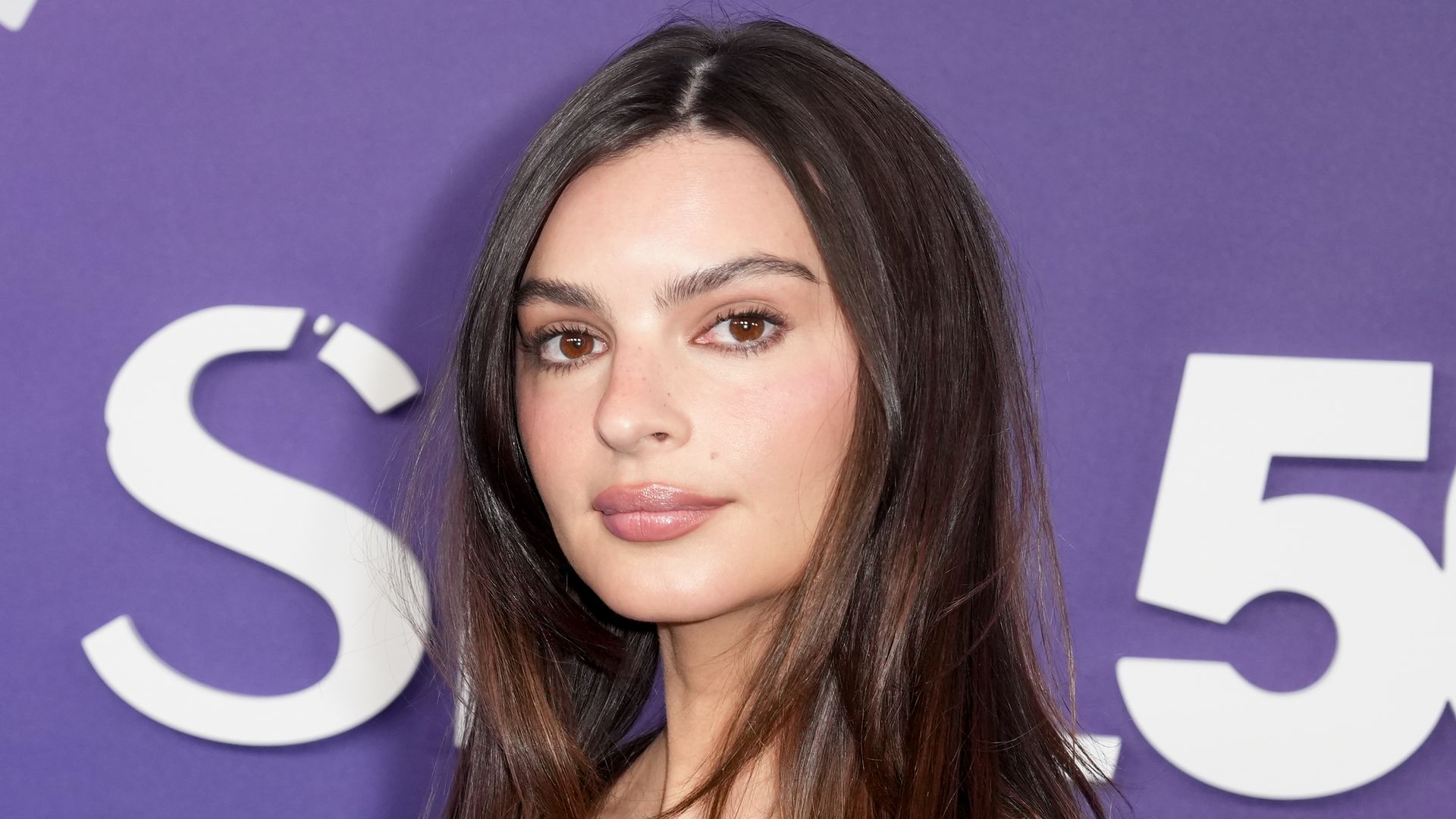 Emily Ratajkowski is the ultimate it-girl in lowrise baggy jeans and iconic ski jacket