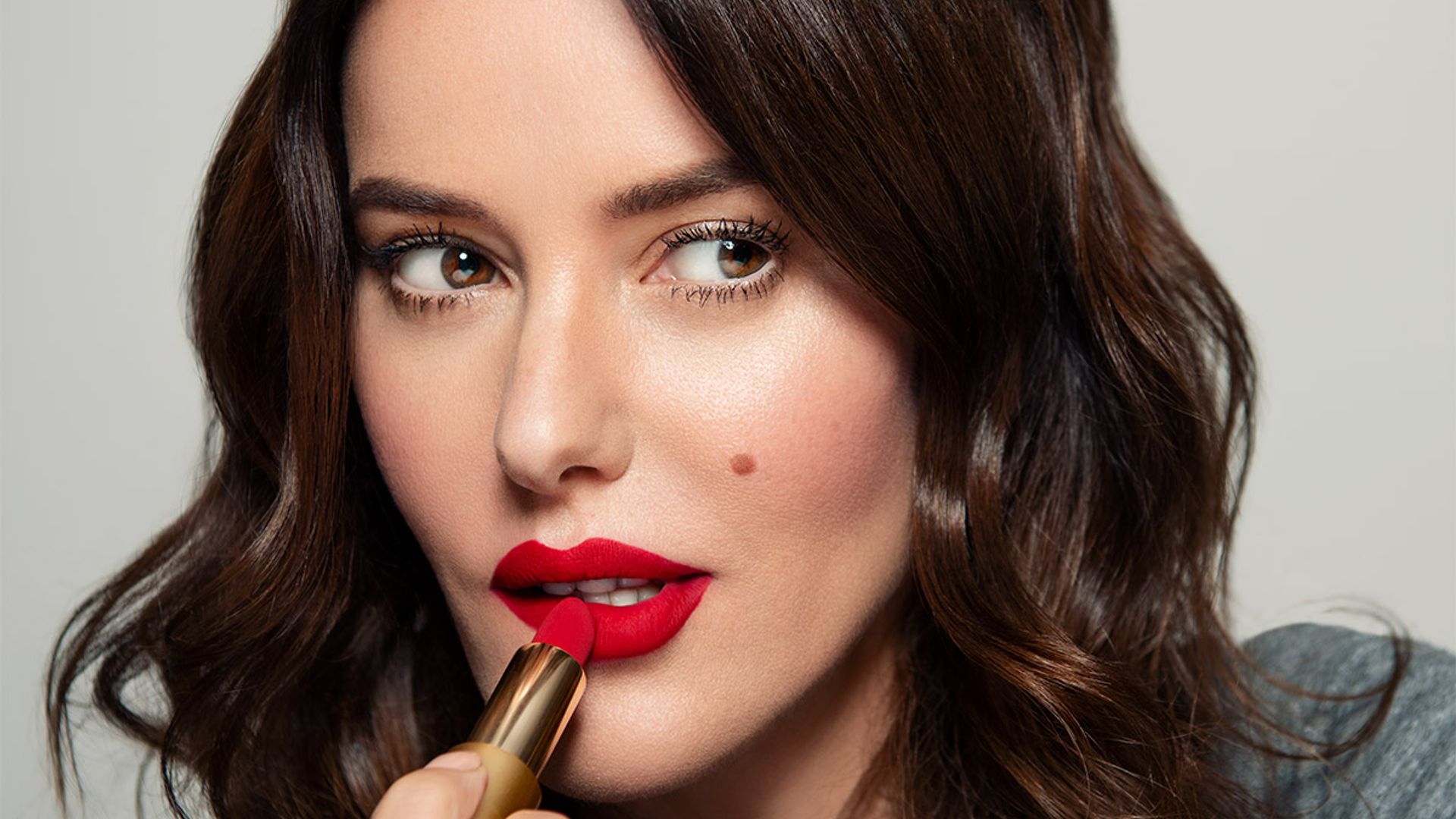lisa eldridge applying red lipstick
