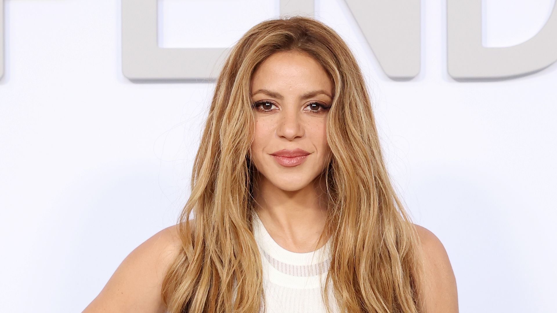 Shakira highlights toned abs in denim jumpsuit and matching crop top ...