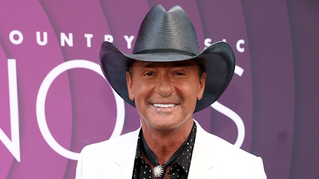 tim mcgraw white suit