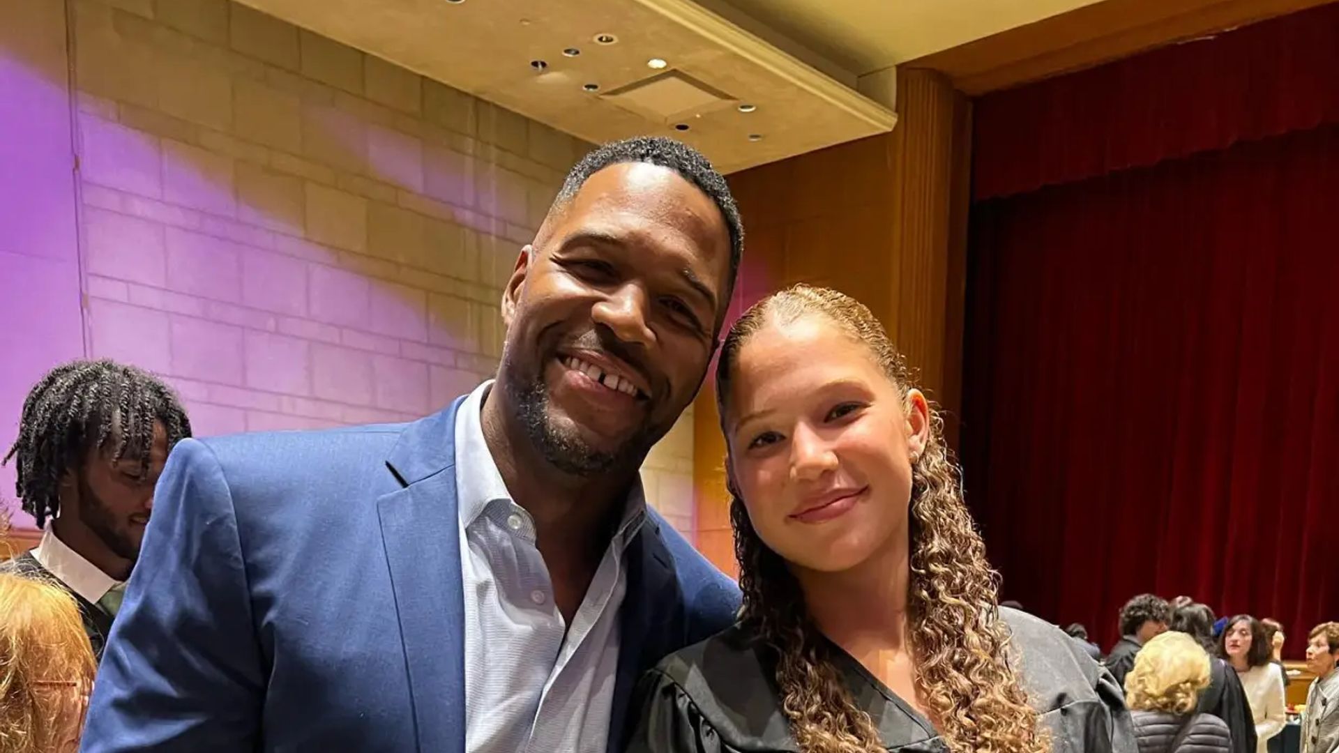 Michael Strahan’s daughter Sophia, 19, showcases tiny waist in low rise jeans and crop top in new pics