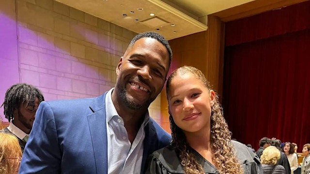 Michael Strahan’s daughter Sophia, 19, showcases tiny waist in low rise jeans and crop top in new pics