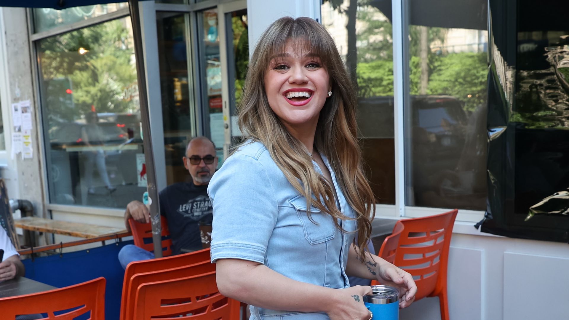 Kelly Clarkson is 'glowing' as she steps out in skinny jeans unveiling brand new look — and announcement