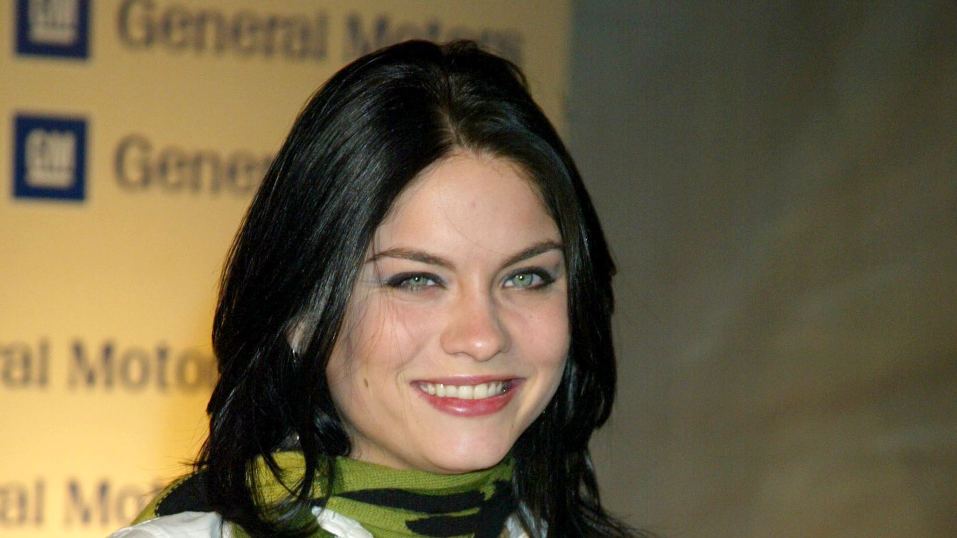 jodi lyn o'keefe white shirt green scarf