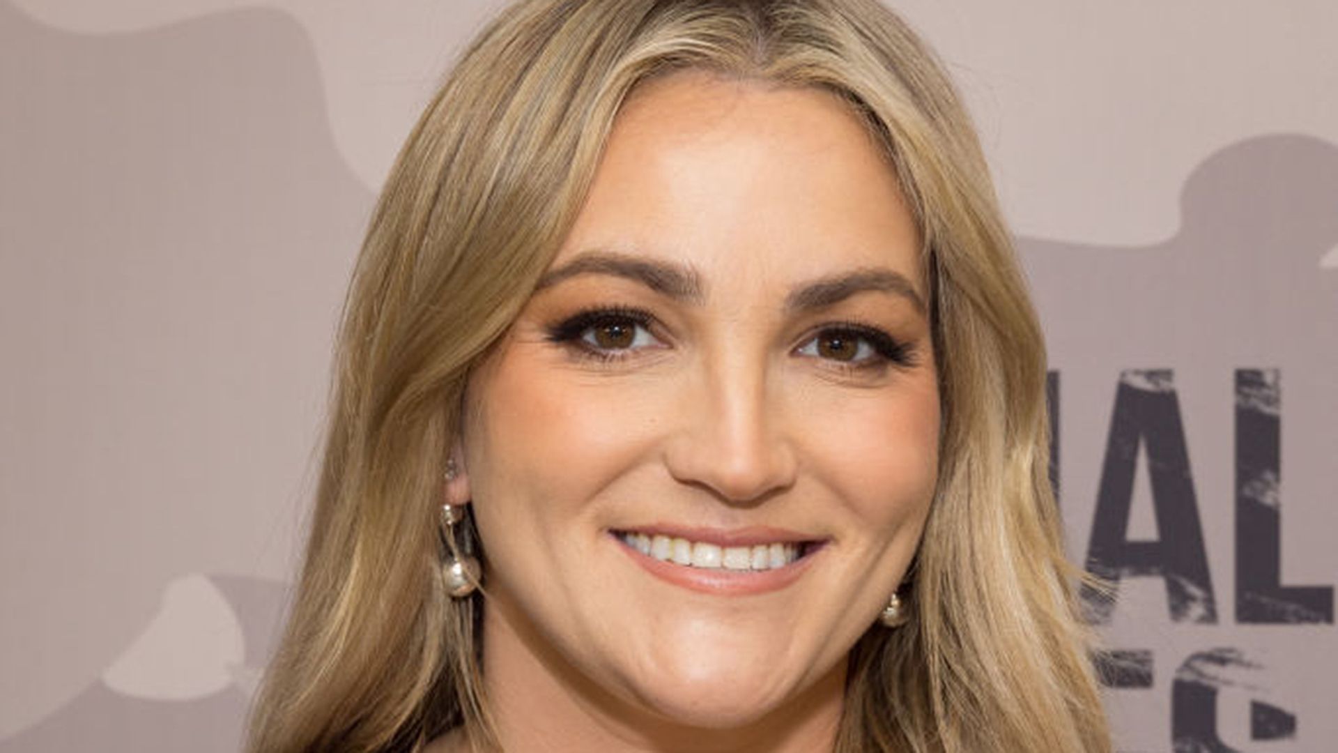 Close up of Jamie Lynn Spears smiling. 
