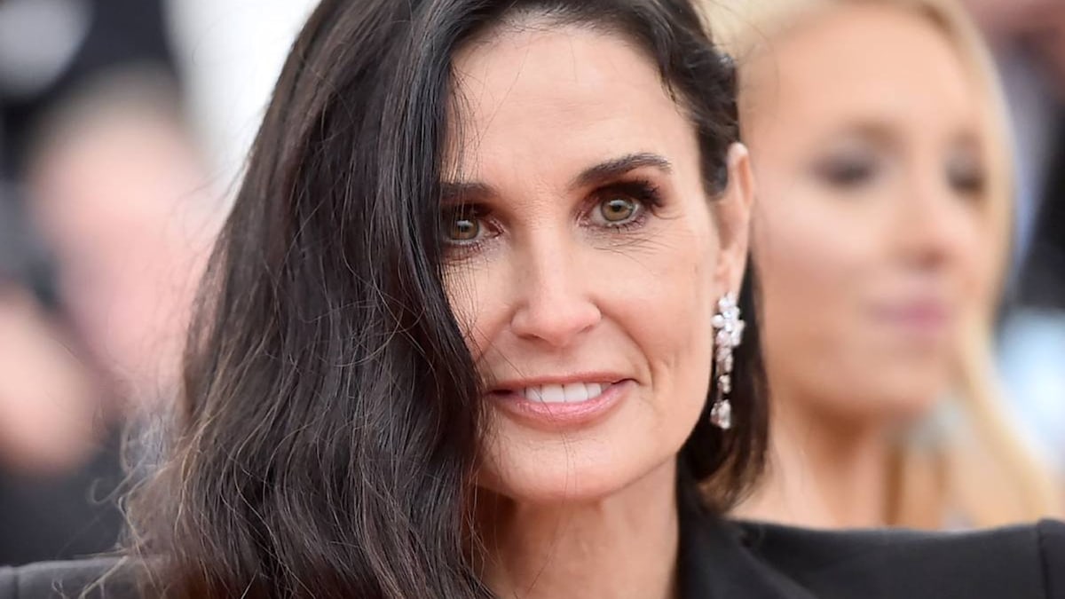 Demi Moore, 59, wows in jaw-dropping swimsuit photo as she poses inside ...