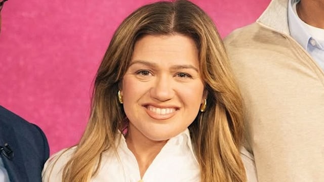 Kelly Clarkson in The Kelly Clarkson Show studios 