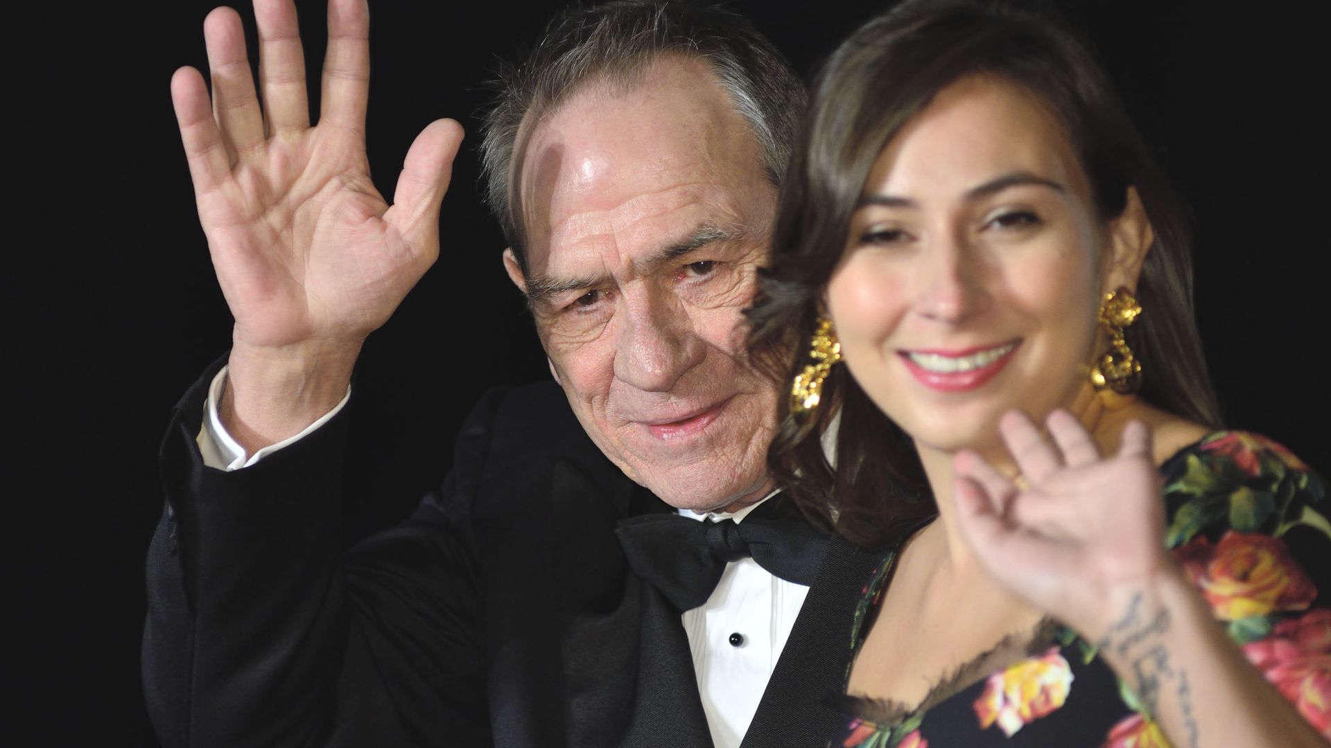Tommy Lee Jones and his daughter Victoria Jones waving
