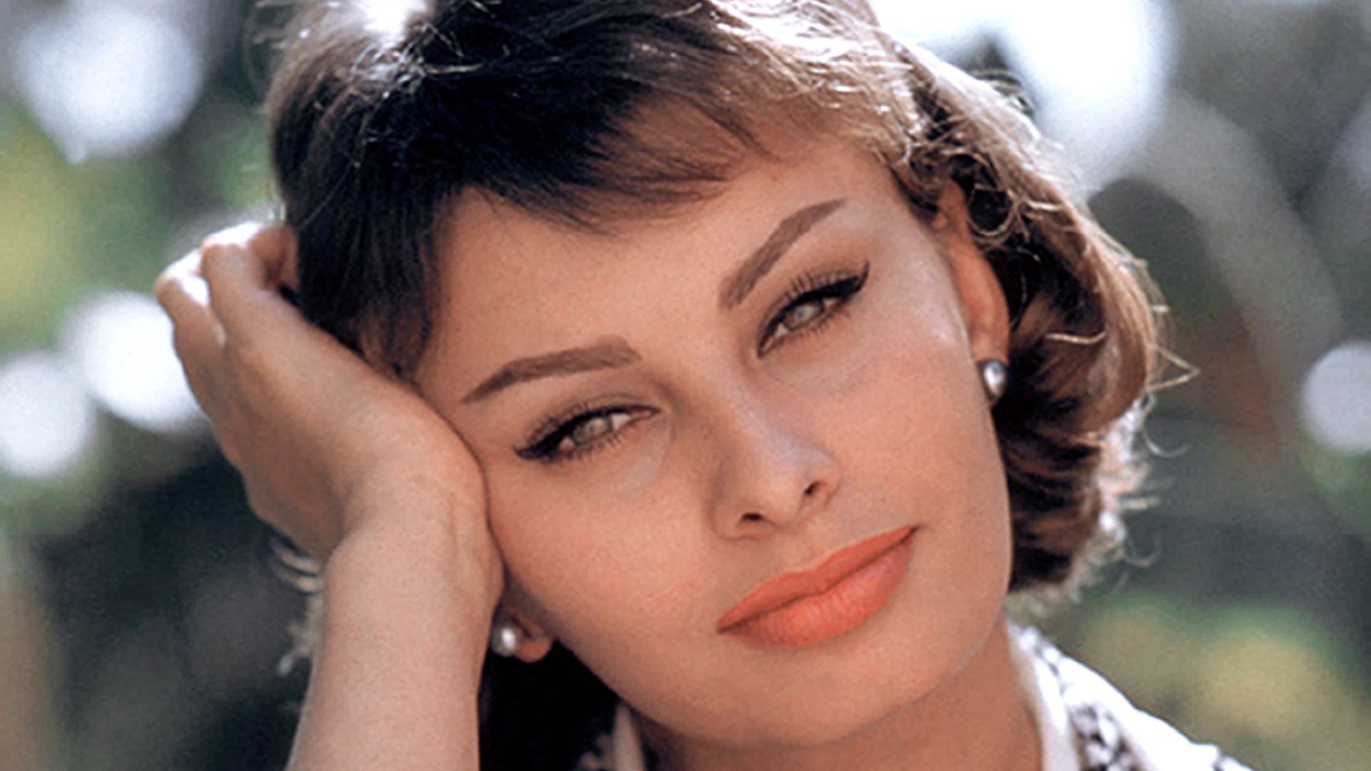 Sophia Loren wearing coral lipstick