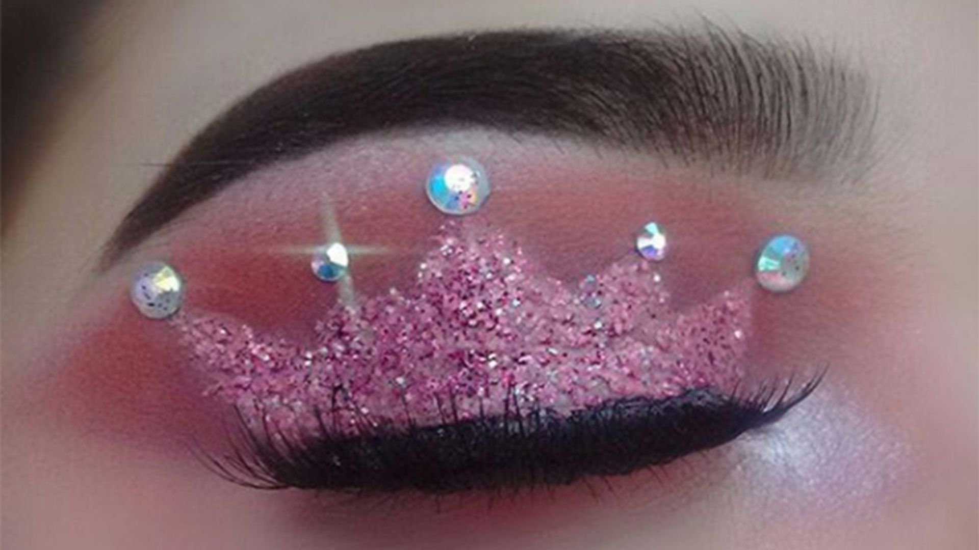 макияж корона на глаза. необычная корона. глаза корона. макияж глаз принцессы. очень красивая корона.