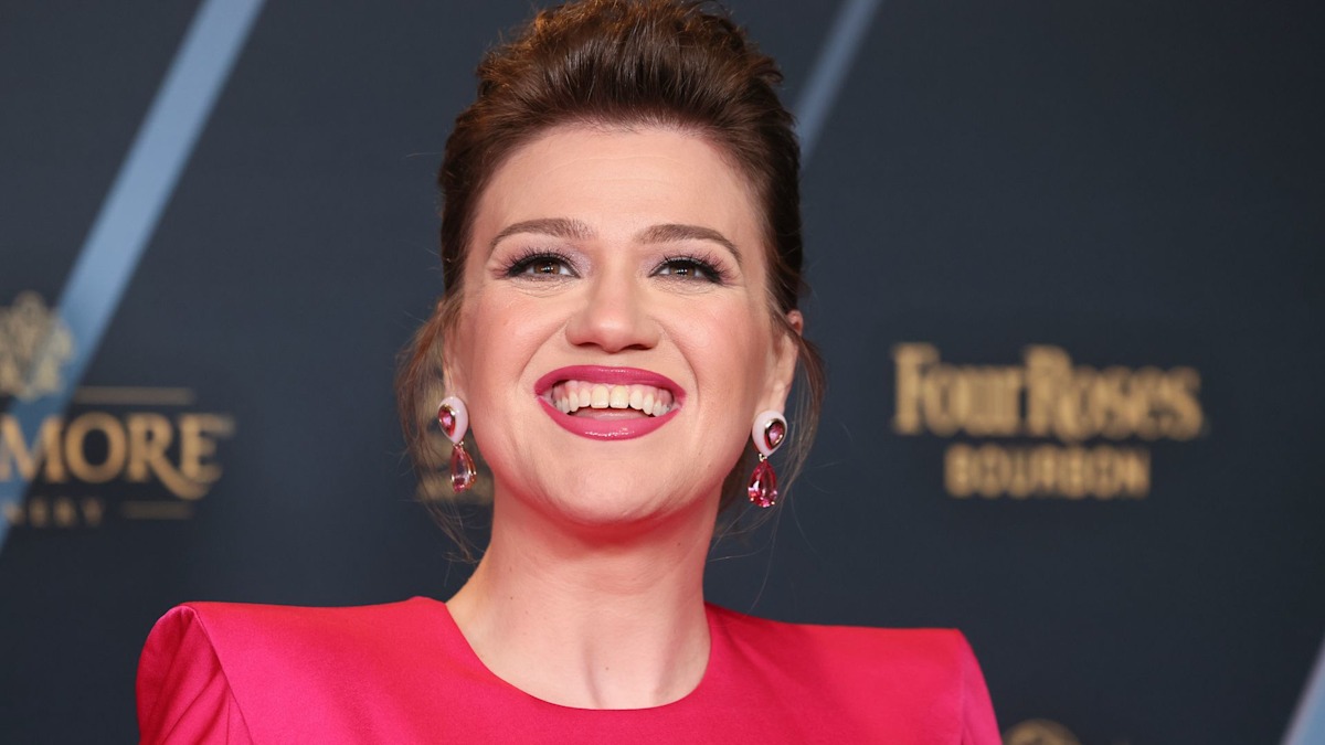 Kelly Clarkson is shining bright in a 0 rainbow-colored mini dress